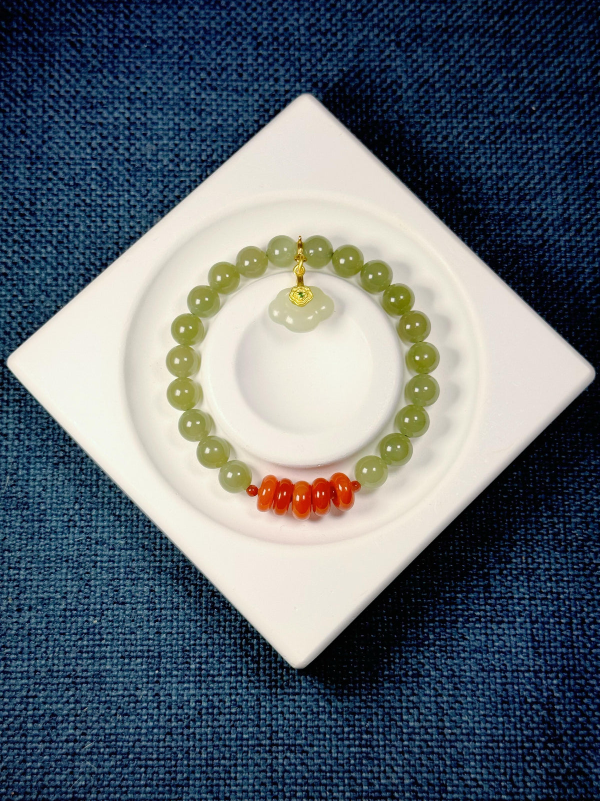 An 8mm Natural Hetian Jade Bracelet with a Nanhong Abacus-Style Beaded Design